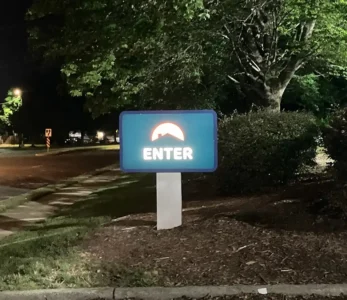 Illuminated Monument signage for hotel